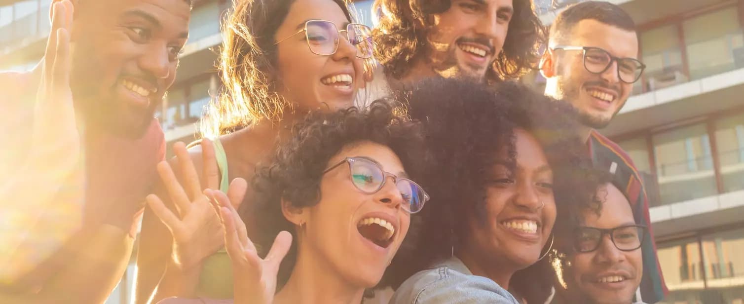 pessoas felizes tirando uma foto